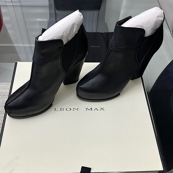 NWT $70 Leon Max | Black Vested Leather Pump - sz 8 - Picture 2 of 5